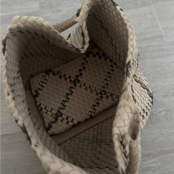 Elegant Woven Tote Bag - Black and Tan - Picture 4 of 6